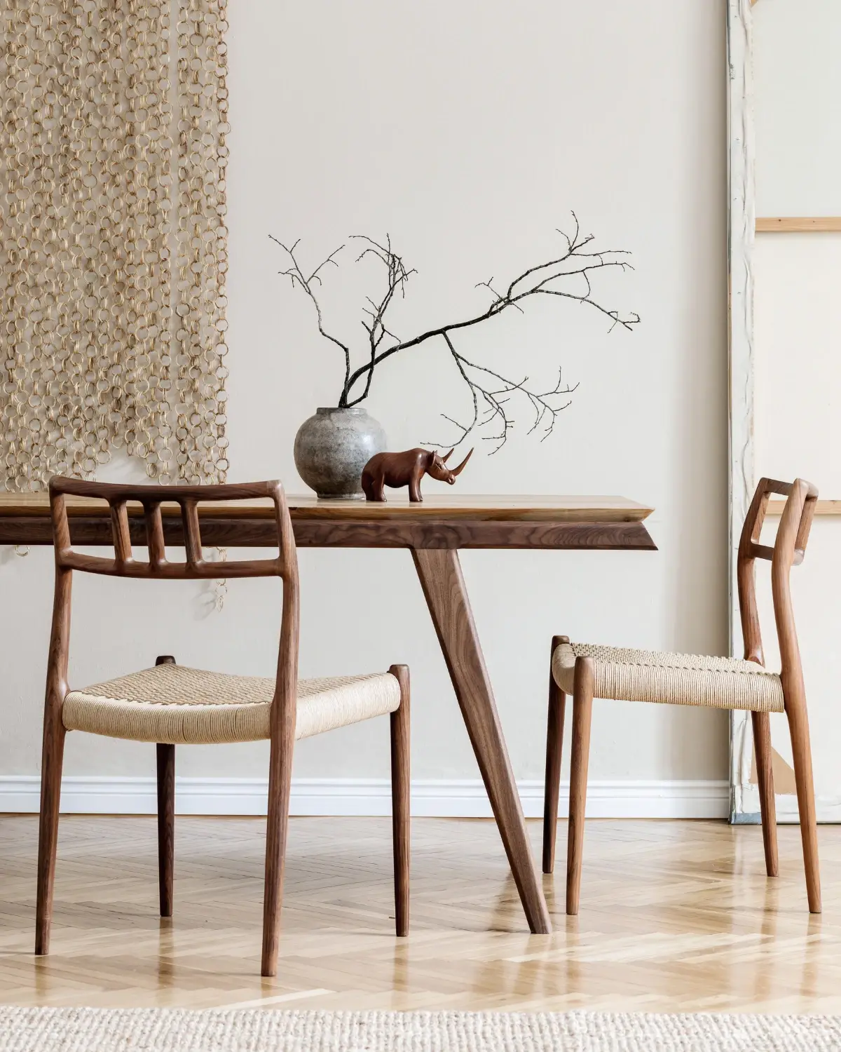Coin repas, table et chaises en bois sur un sol posé en chevrons