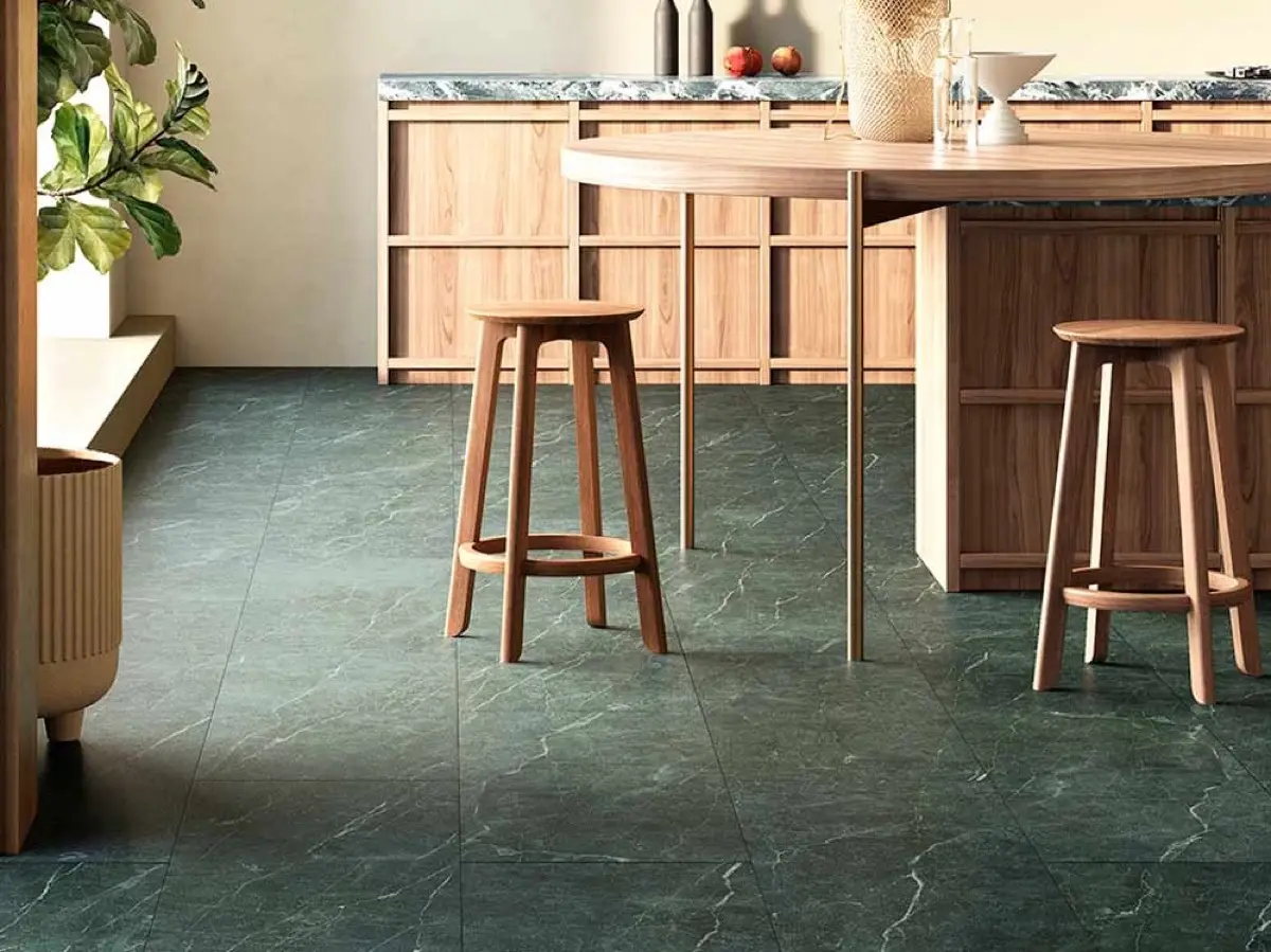 Cuisine en bois, sol vinyle aspect pierre verte