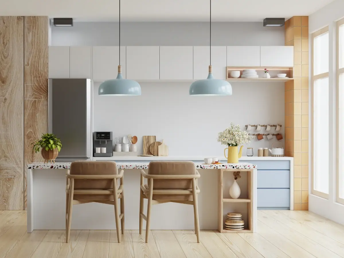 Cuisine claire avec îlot et chaises en bois, sol aspect bois clair