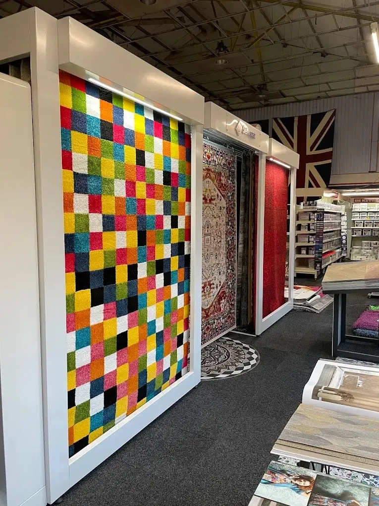 Mur de tapis de décoration exposés au showroom