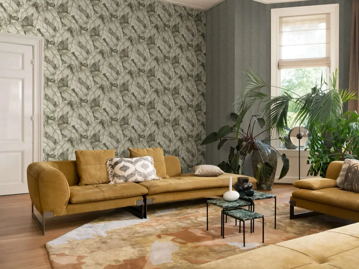 Papier peint à motif de feuilles au mur, parquet et tapis au sol