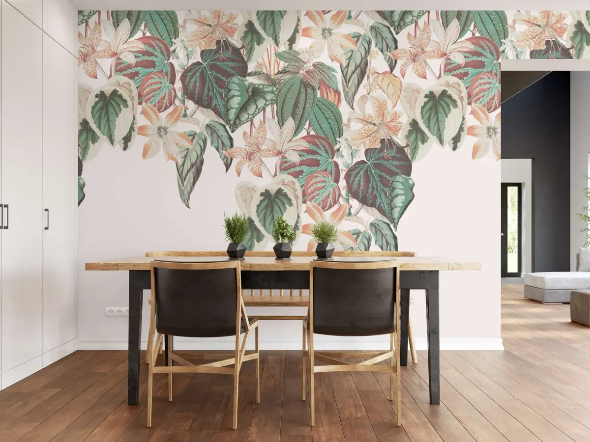 Papier peint panoramique fleuri derrière la table, sol aspect bois