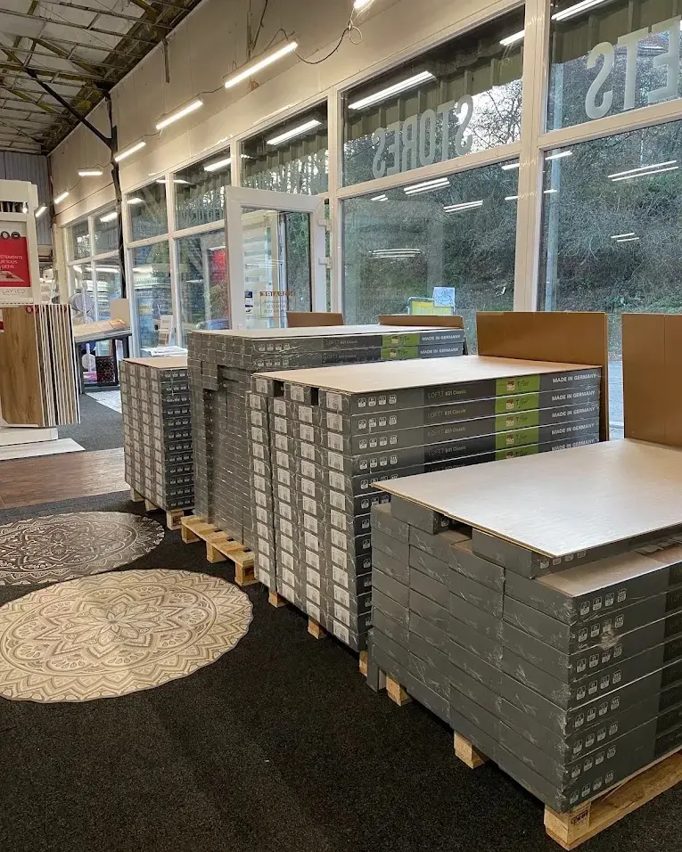 Palettes de lames de sol en stock au showroom