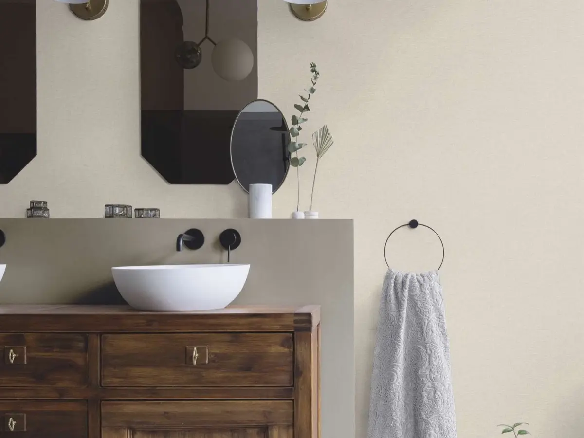 Salle de bain, papier peint beige uni au mur, double vasque sur un meuble en bois