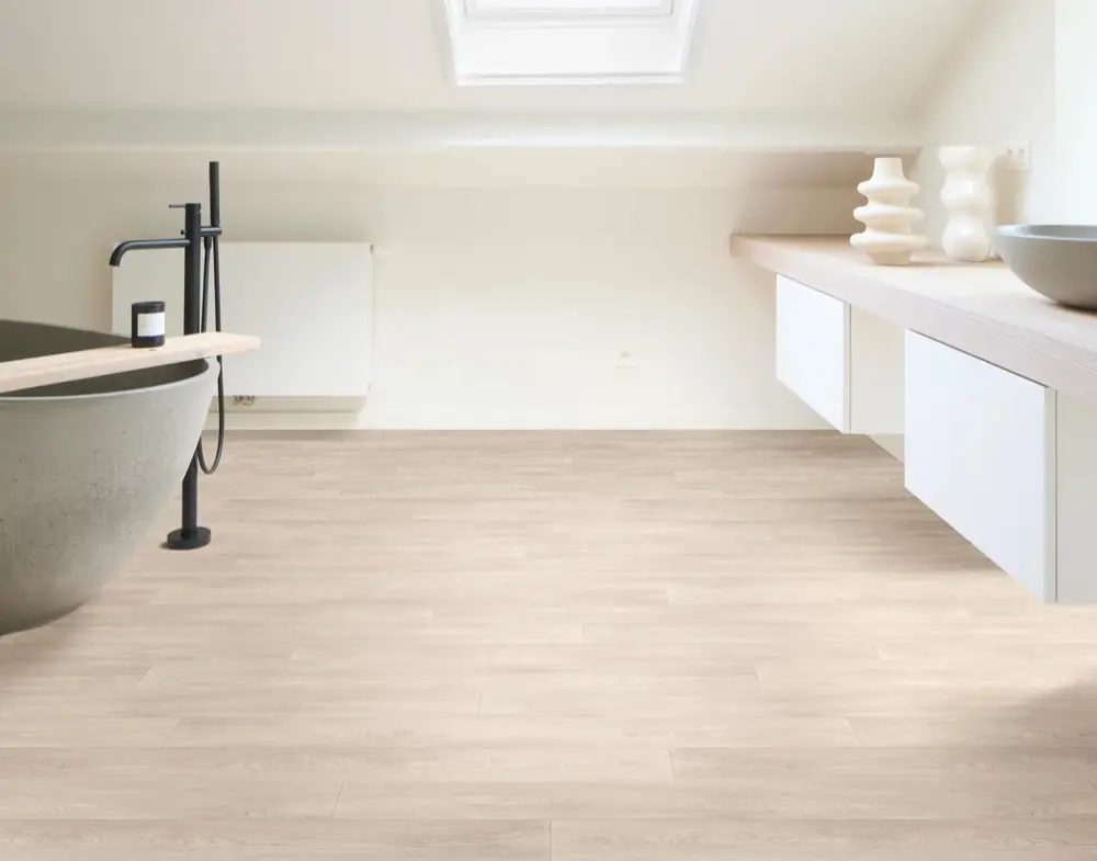 Salle de bain sous les toits, sol vinyle aspect bois clair