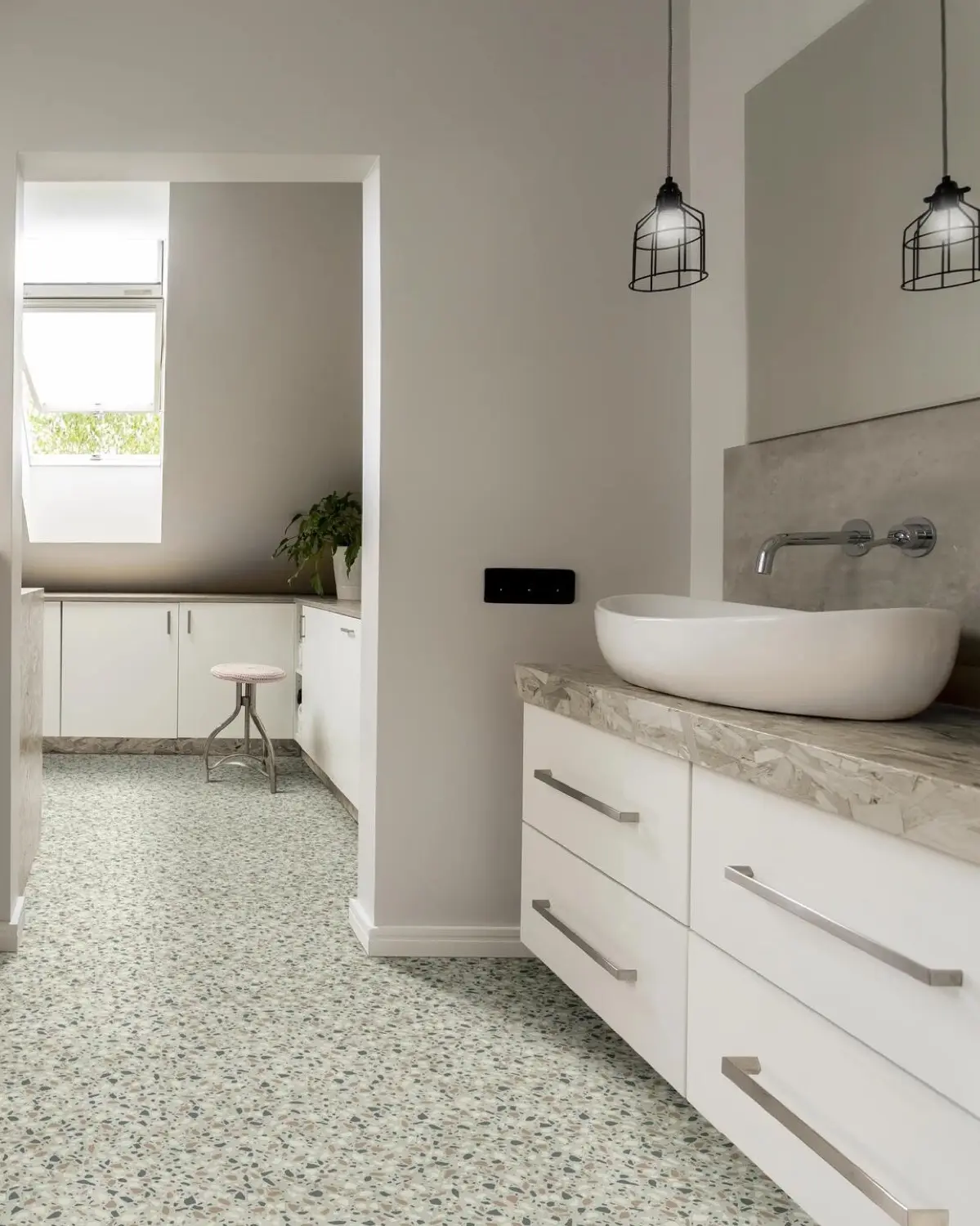 Salle de bain claire, meuble vasque blanc et sol vinyle aspect pierre
