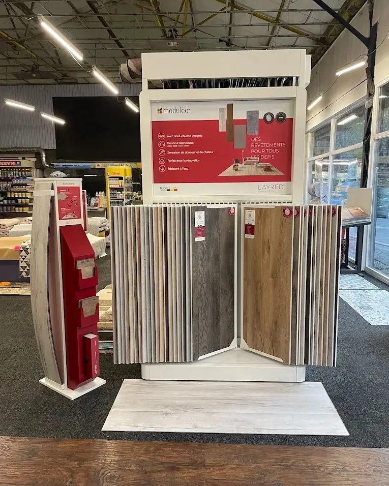 Présentoir de lames de sol aspect bois au showroom