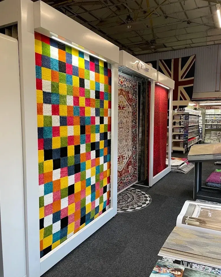 Mur de tapis de décoration exposés au showroom